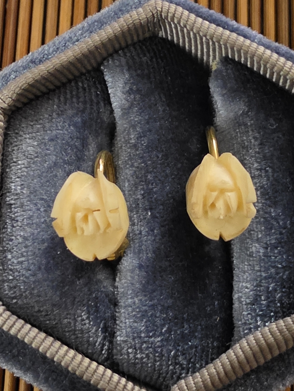 14k Gold Filled Plastic Flower Clup On Earrings (Vintage)